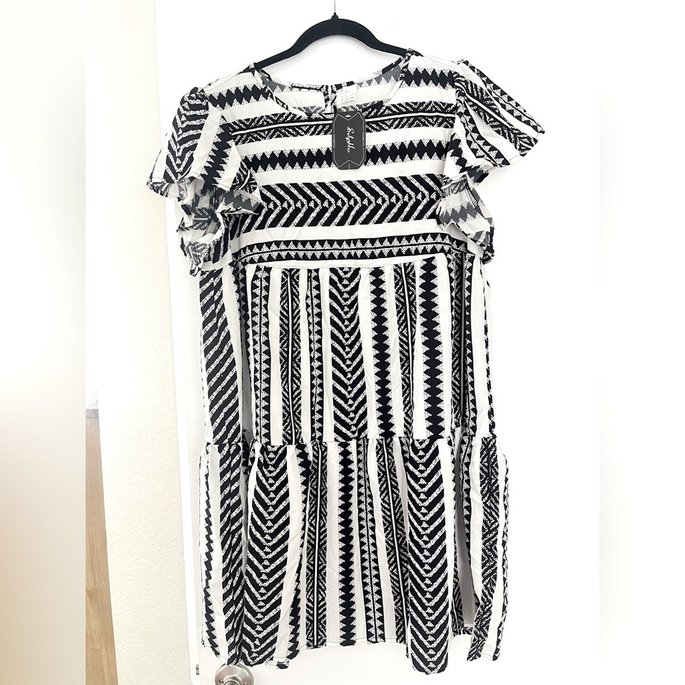 NWT Geo Print Butterfly Sleeve Ruffle Hem Smock Dress. Women’s Large